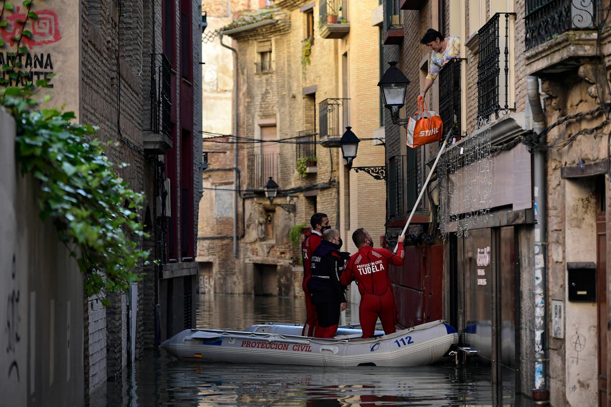 I det minste 1 dead as swollen rivers flood streets in Spain