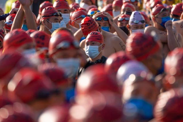 Swimmers wait at the starting point during the annual harbour swimming race in Hong Kong, 中国.