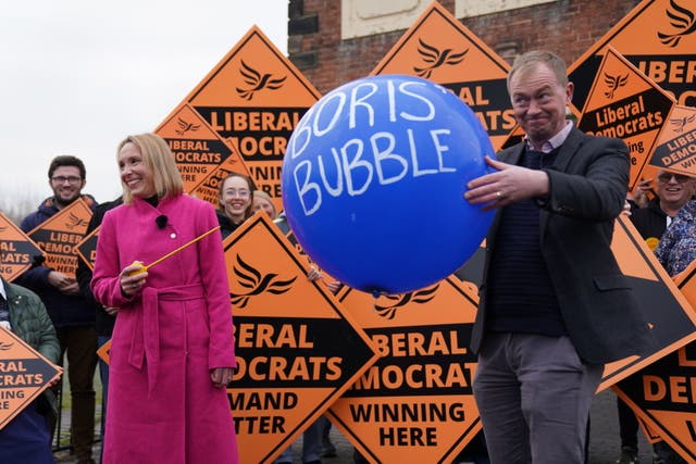 A recém-eleita deputada liberal democrata Helen Morgan, estoura a bolha 'Boris' mantida pelo colega Tim Farron, enquanto ela comemora após sua vitória nas eleições secundárias de North Shropshire