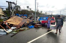 Philippines villagers dying of dehydration following Typhoon Rai, 报道说
