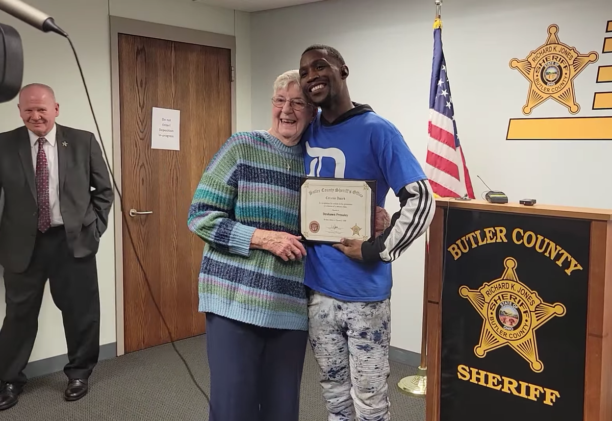 Good Samaritan wins award after tackling purse thief in Ohio