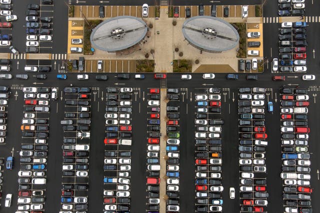 Kerswinkelgangers vul die parkeerterrein by Fosse Winkelpark in Leicester