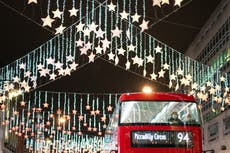 在图片中: Festive lights spread welcome cheer as UK steps into Christmas