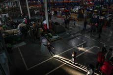 AP写真: Migrants stranded, cold at Belarus-Poland border