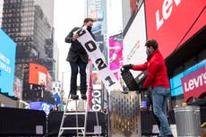 Times Square show will go on despite virus surge, sê die burgemeester