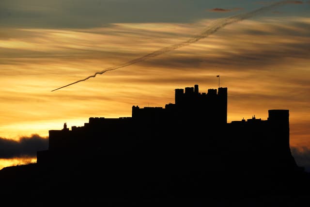 Lever du soleil au château de Bamburgh dans le Northumberland