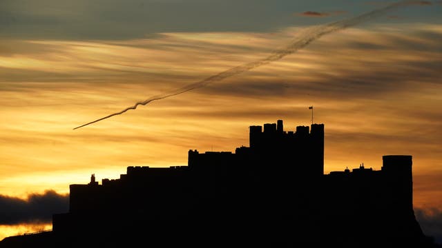ノーサンバーランドのバンバラ城の日の出