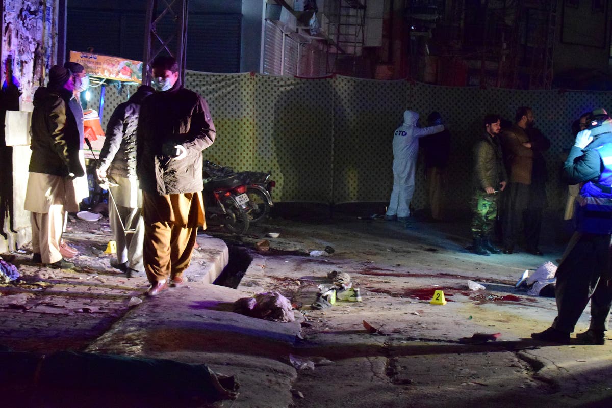 Roadside bomb kills 4, wounds 15 in southwestern Pakistan