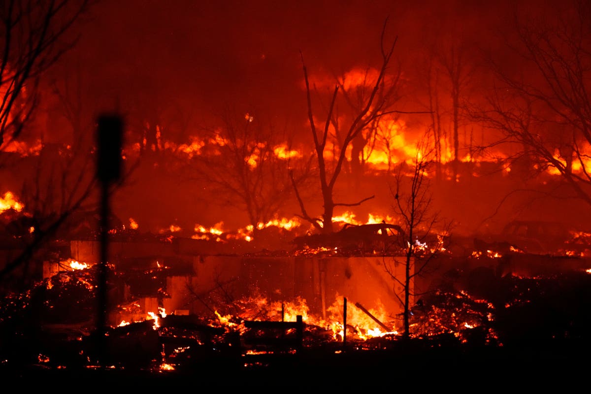 Thousands flee as Colorado wildfires burn hundreds of homes