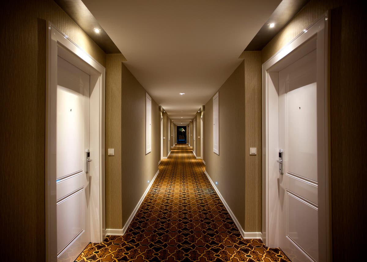 Covid can spread between rooms in hotel quarantine, Des études montrent