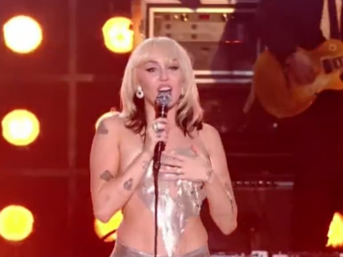 Miley Cyrus cracks jokes after wardrobe malfunction during New Year’s Eve performance