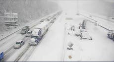 バージニア州でI-95がシャットダウンしたため、ドライバーは一晩中雪が降った  