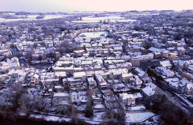 Versgevalle sneeu bedek huise in Corbridge, naby Hexham in Northumberland