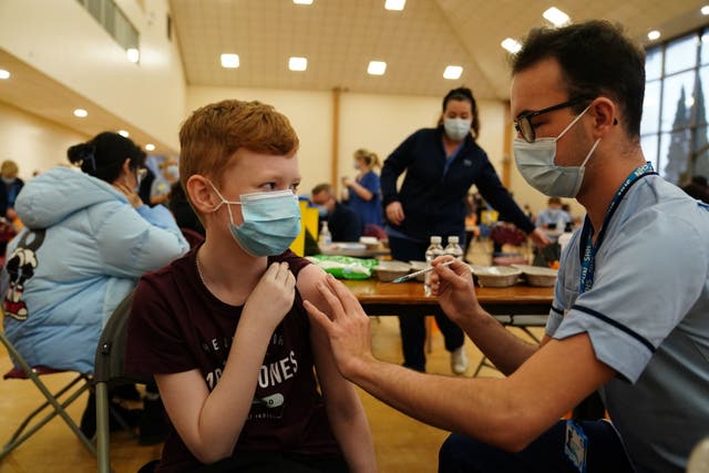院长莫里森, 13, 在格拉斯哥中央清真寺的疫苗接种诊所接受学生护士 Anthony McLaughlin 的 Covid-19 疫苗