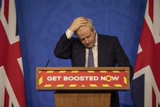 Boris Johnson faces scrutiny over plan to ‘ride out’ Omicron without fresh rules