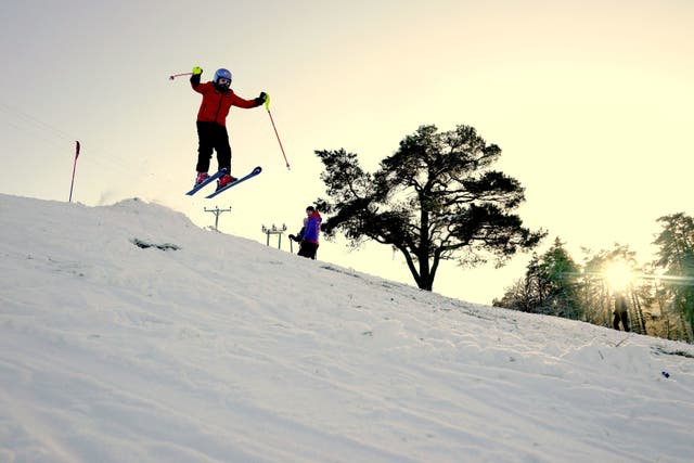 一名滑雪者在诺森伯兰郡威尔代尔以北奔宁山脉艾伦黑德的斜坡上跳跃
