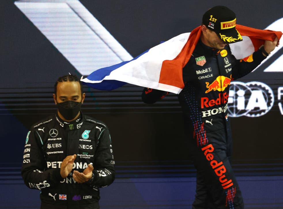 <p>マックスフェルスタッペン (正しい) celebrating hispF1 championship win </p>