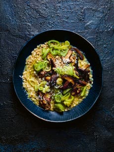 You can always count on leeks and mushrooms – especially in this vegan risotto