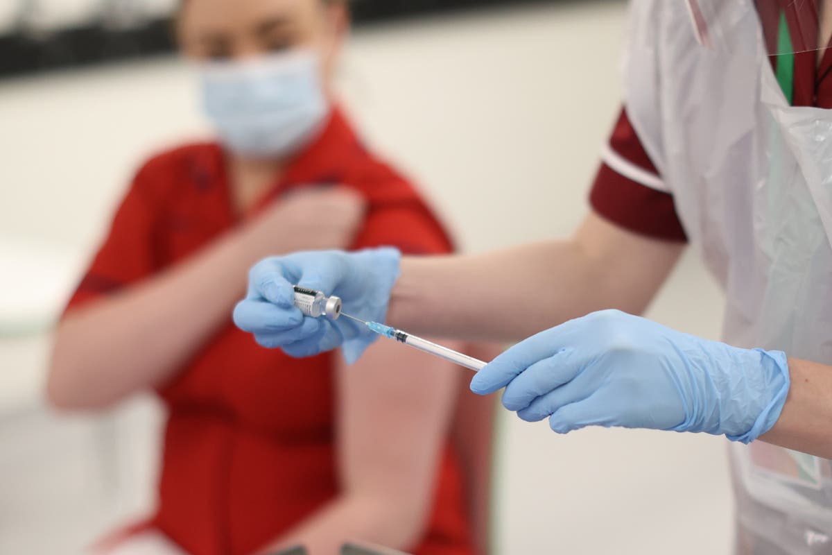 Nurses and midwives call for delay to mandatory jab plans