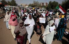スーダン治安部隊がクーデター反対派に催涙ガスを発射
