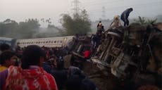 Train derails in India's West Bengal state; 少なくとも 5 デッド