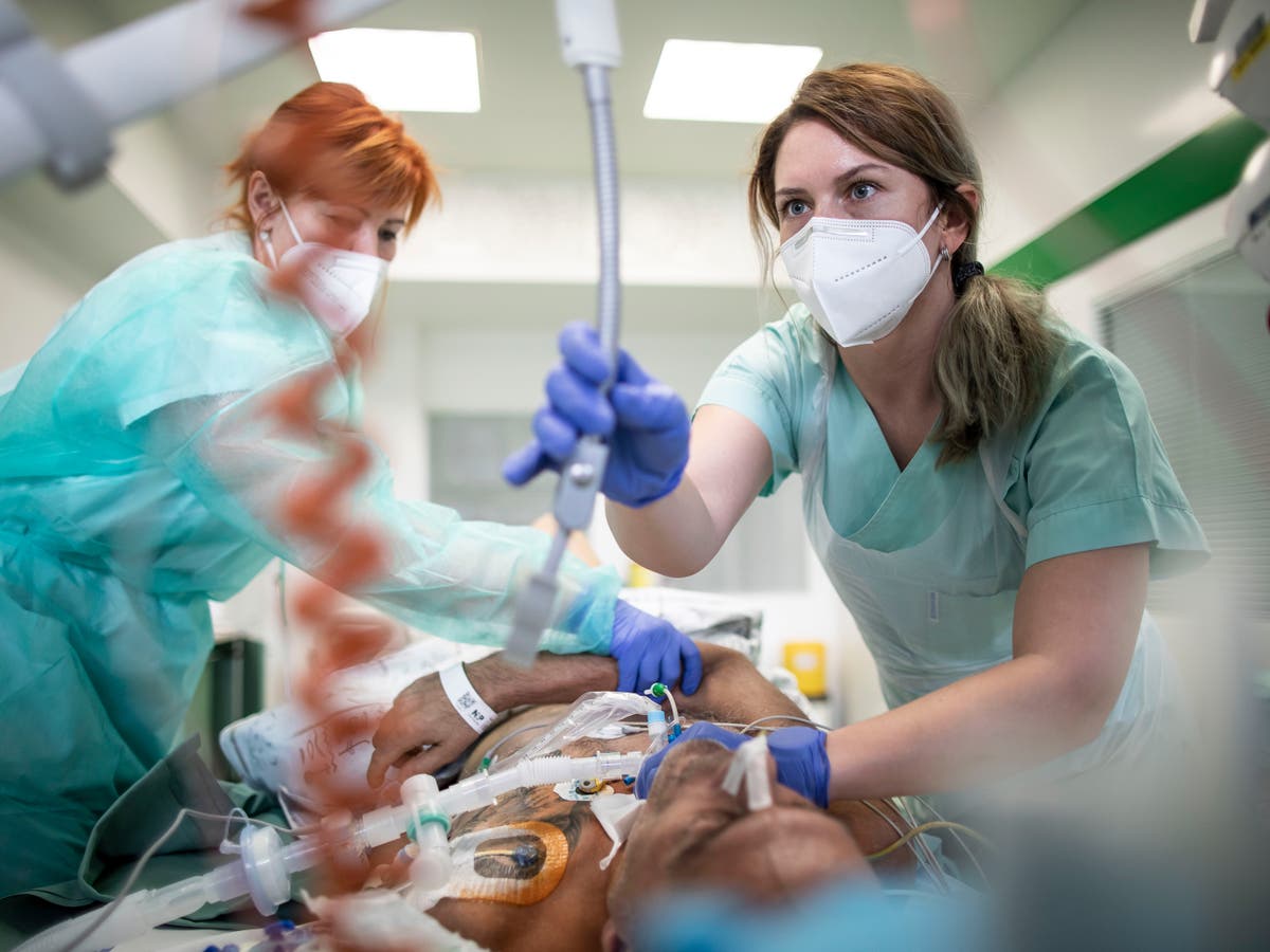 Doctors in Czech Republic to carry on working even if they have Covid
