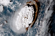 Satellite video shows huge volcanic eruption which triggered tsunami