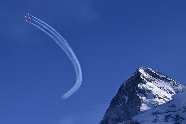  The Patrouille Suisse jets perform prior to the Men’s Downhill race at the Fis Alpine Skiing World Cup in Wengen, スイス
