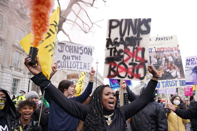 Betogers buite Downingstraat tydens 'n 'Kill The Bill'-protes teen die polisie, Misdaad, Wetsontwerp op vonnisoplegging en howe in Londen