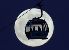 På bilder: Clear skies across UK provide fine views of Wolf Moon