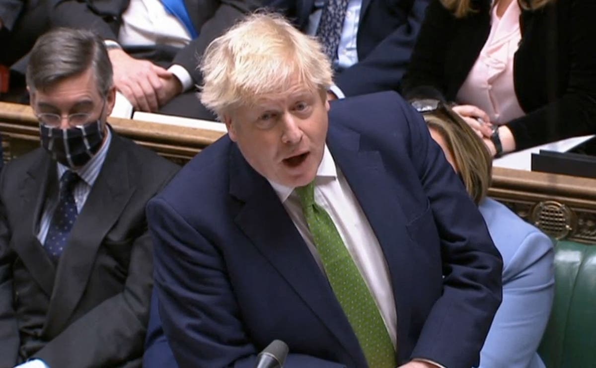 Boris Johnson møter PMQs når Tory MP slutter seg til Labour – direkte