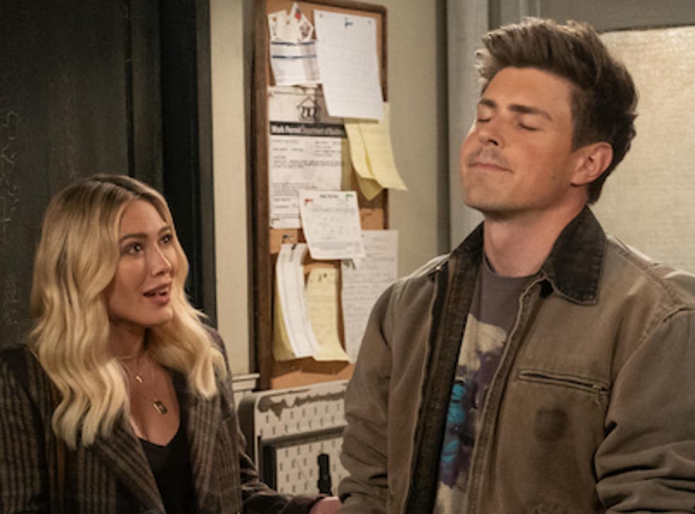 <p>Hilary Duff and Chris Lowell in ‘How I Met Your Father’</p>