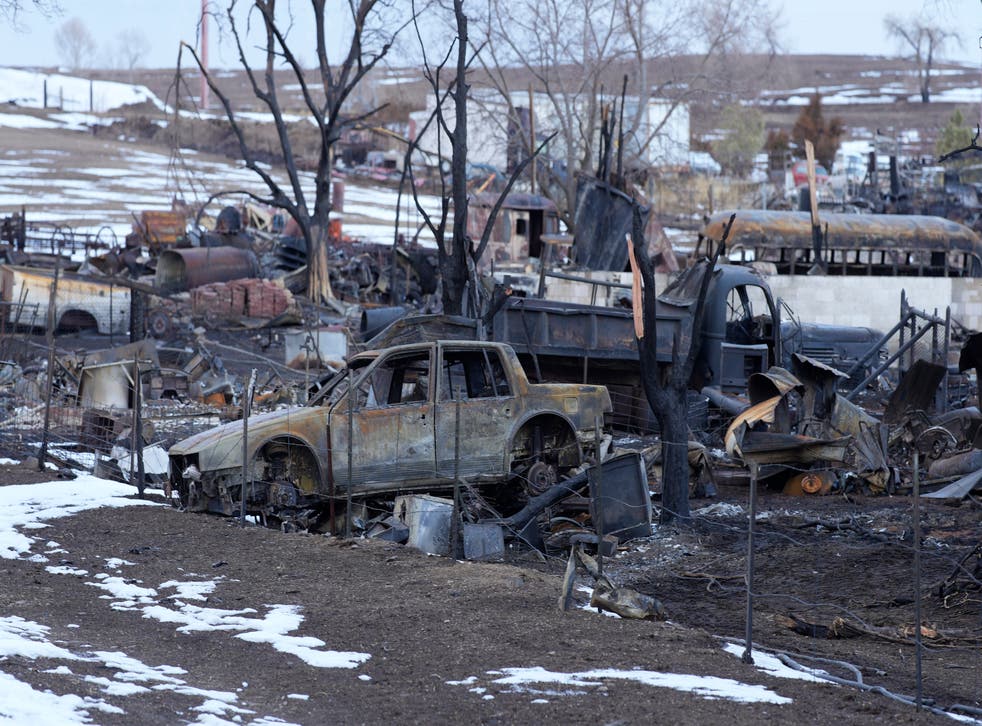 <p>Charred vehicles sit amid the remains of home in the 1500 block of South 76th, 金曜日, 1月. 14, 2022, in Superior, Colo. &pt;/p>