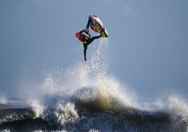 ジェット スキーヤーがノーサンバーランドのブライスで沖合の波をジャンプします。