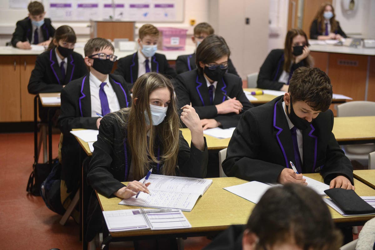 Zahawi to vet masks in classroom after schools ignore end of rules