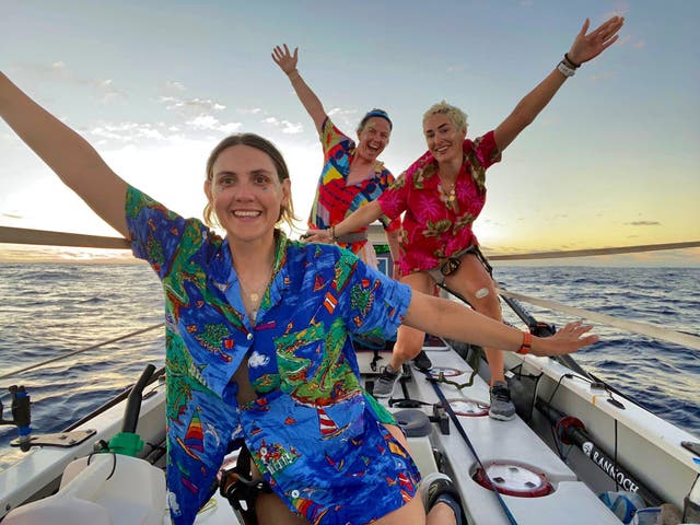 Remadores (de frente para trás) Charlotte Irving, Kat Cordiner e Abby Johnston, a caminho de quebrar o recorde mundial de remo através do Atlântico