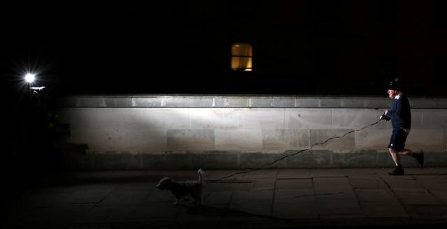 Britse premier Boris Johnson draf saam met sy hond Dilyn, in Londen