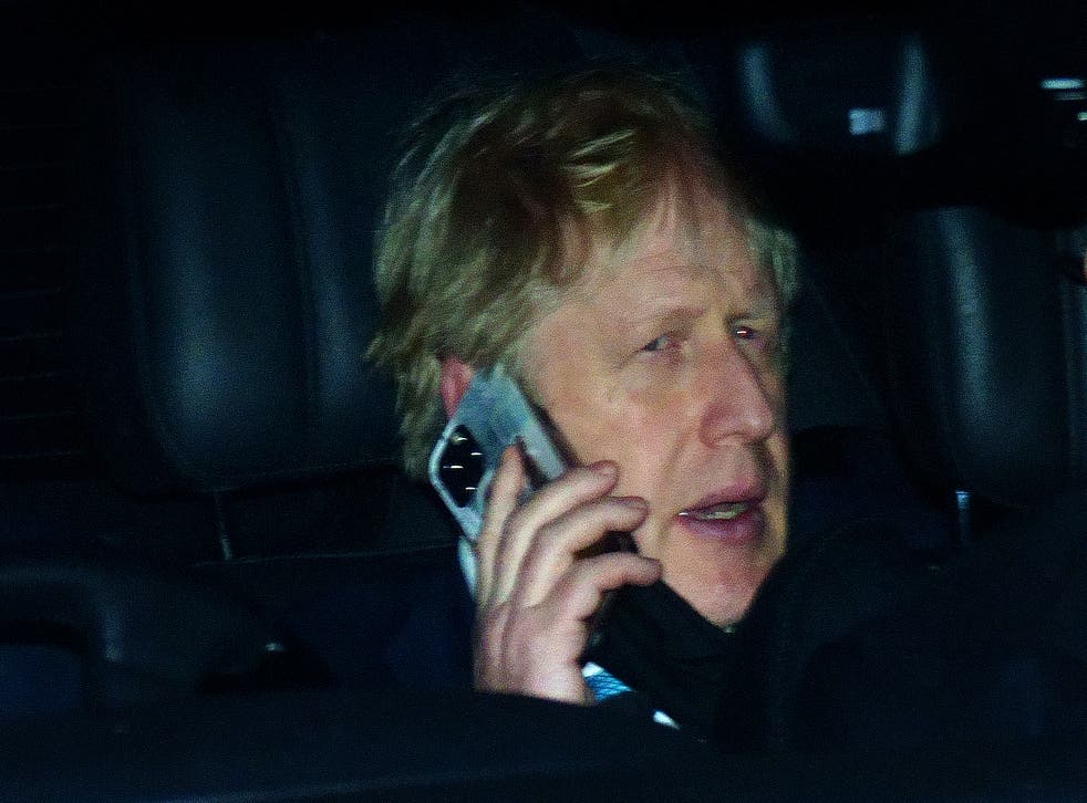 Prime Minister Boris Johnson rides in the back seat of a government car (公共广播)