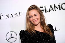 Alicia Silverstone gives body-shaming photo the middle finger