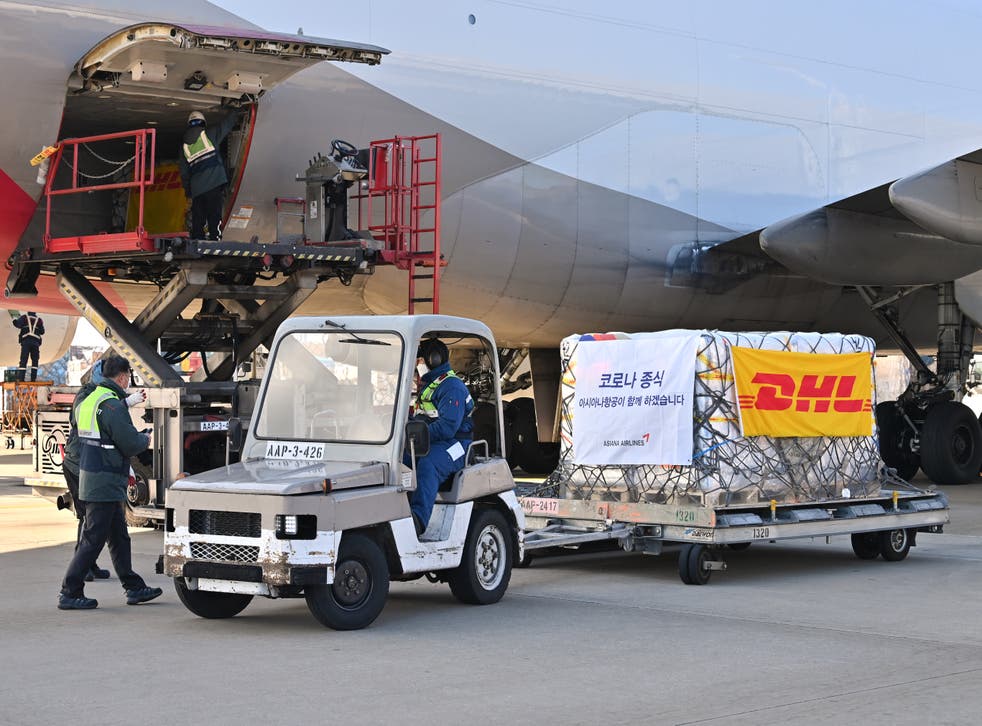 <p>Ground crew move pallets of a shipment of Pfizer’s antiviral Covid-19 pills, Paxlovid at Incheon International Airport cargo terminal on 13 January 2022 in Incheon, South Korea</p>