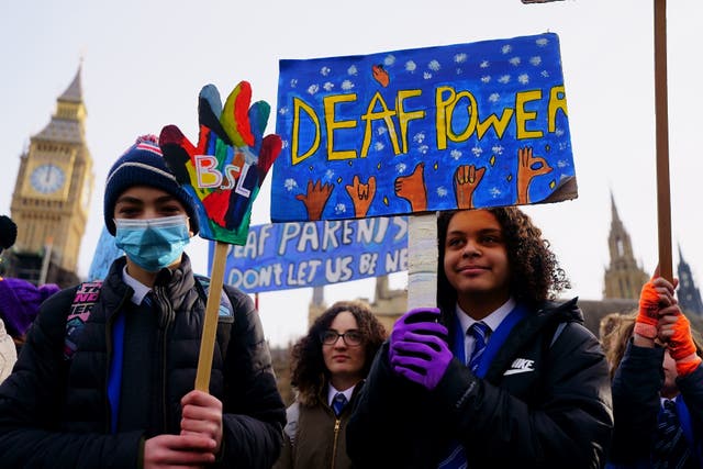 Crianças em idade escolar participam de uma manifestação em apoio à British Sign Language se tornando uma língua reconhecida no Reino Unido, fora das Casas do Parlamento, Westminster, como o Projeto de Lei de Membros Privados da Língua de Sinais Britânica, apresentado por Rosie Cooper MP, chega à segunda leitura na Câmara