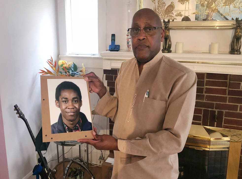 <p>Askia Khafra’s father Dia Khafra holds a photo of his son in his Silver Springs, 马里兰州, home in this 5 九月 2018 file photo<磷p>