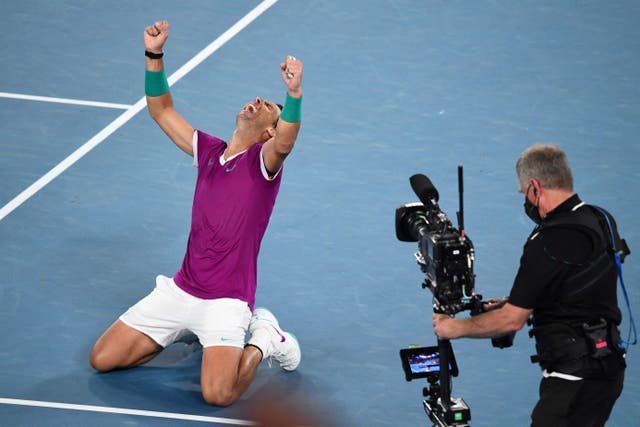 Rafael Nadal reacts after beating Daniil Medvedev in the men’s singles Australian Open  final. Ce faisant, tLes gens sont aspergés de mousse dans un parc d'attractions dans le cadre des festivités du premier jour du Nouvel An lunaire du tigre à Yogyakarta