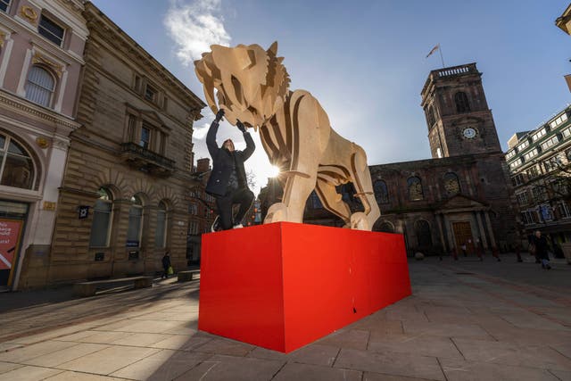 Nelson Beaumont-Laurencia aplica toques finais a uma escultura de um tigre,  encomendado pelo Manchester Business Improvement District para celebrar o Ano Novo Chinês, é revelado na Praça de St Ann