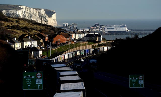 Fila de caminhões para o porto de Dover em Kent, como a TAP de Dover é aplicada devido ao elevado volume de camiões à espera de atravessar o Canal
