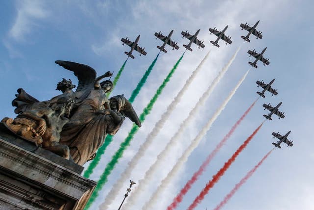 Italian Air Force aerobatic display team, the Frecce Tricolori, perform during the inauguration of the president of the Italian Republic, à Rome. dans un gymnase à San Juan City
