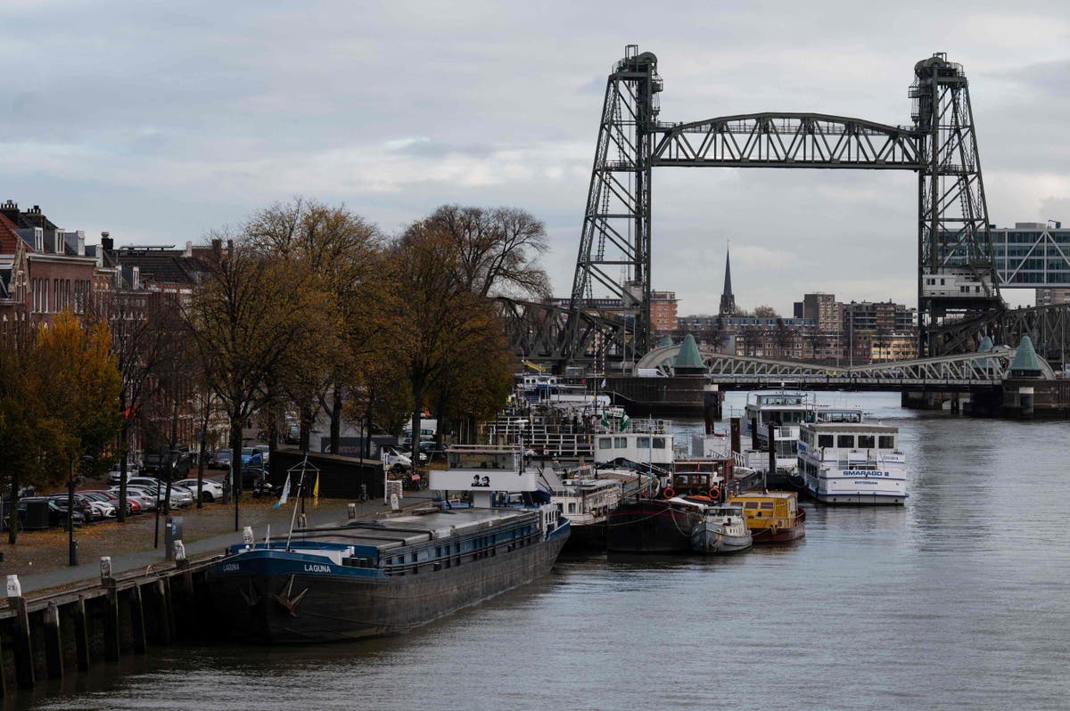 Bezos’ $500m superyacht stuck after firm decides against dismantling historic bridge