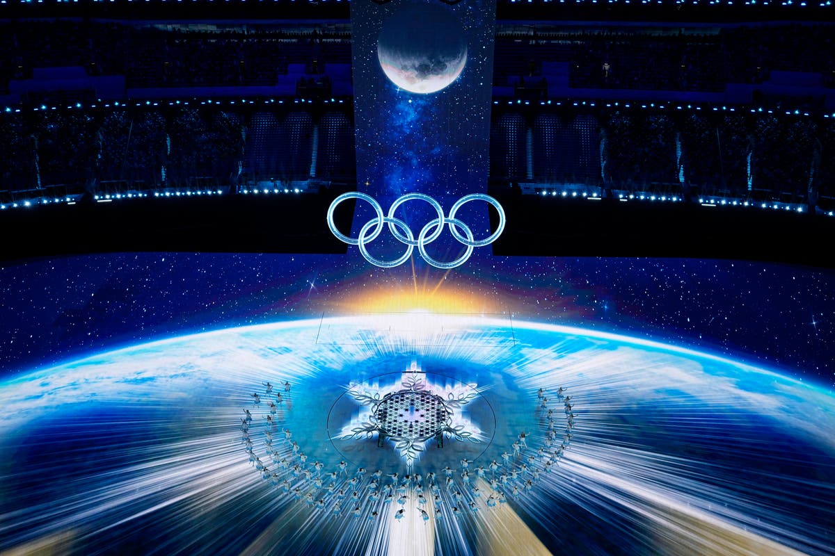 AP写真: Beijing Olympics open with snowflakes & 花火