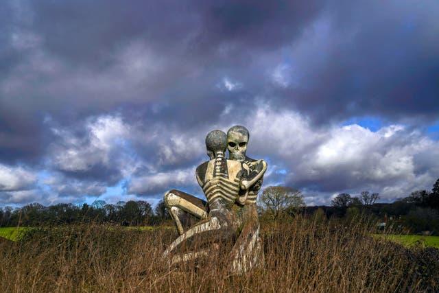 "The Nuba Survival" is a five-metre-tall statue of two skeletons locked in an embrace in Checkendon, Oxfordshire. Les promeneurs de chiens profitent du lever du soleil tôt le matin sur la plage de Tynemouth à North Tyneside