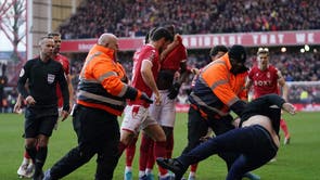 A Leicester City invades the pitch as Nottingham Forest celebrate scoring their side’s third goal of the game during the Emirates FA Cup fourth round match at the City Ground, 诺丁汉
